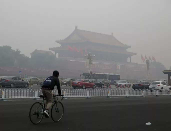 Заради смога в Пекин затварят 1200 завода