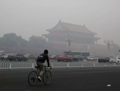 Заради прекомерно много смог Пекин спря движението по няколко магистрали