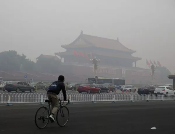 Закриват заводи край Пекин