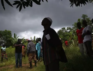 Хиляди, поставени под карантира заради ебола, напускат домовете си