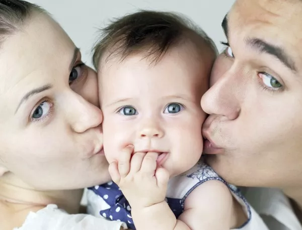 Родителите, които се целуват често, по-рядко крещят на децата си 