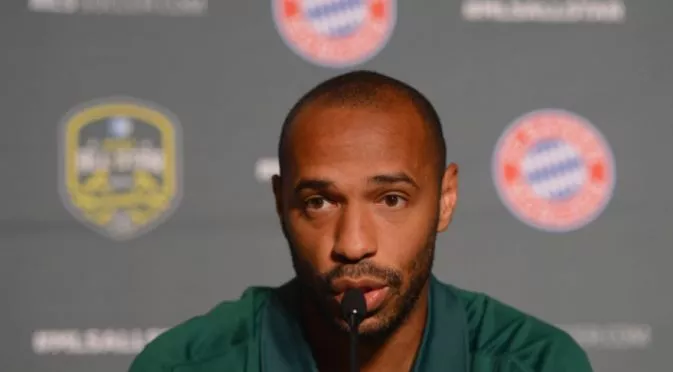 Легенда на Арсенал призова Абрамович да не гони Моуриньо