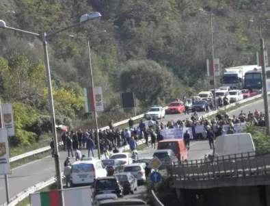 Стотици блокираха пътя за Гърция край Дупница 