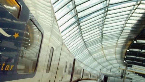 Нападателят от влака до Париж казва, че намерил автомата в куфар и не бил терорист