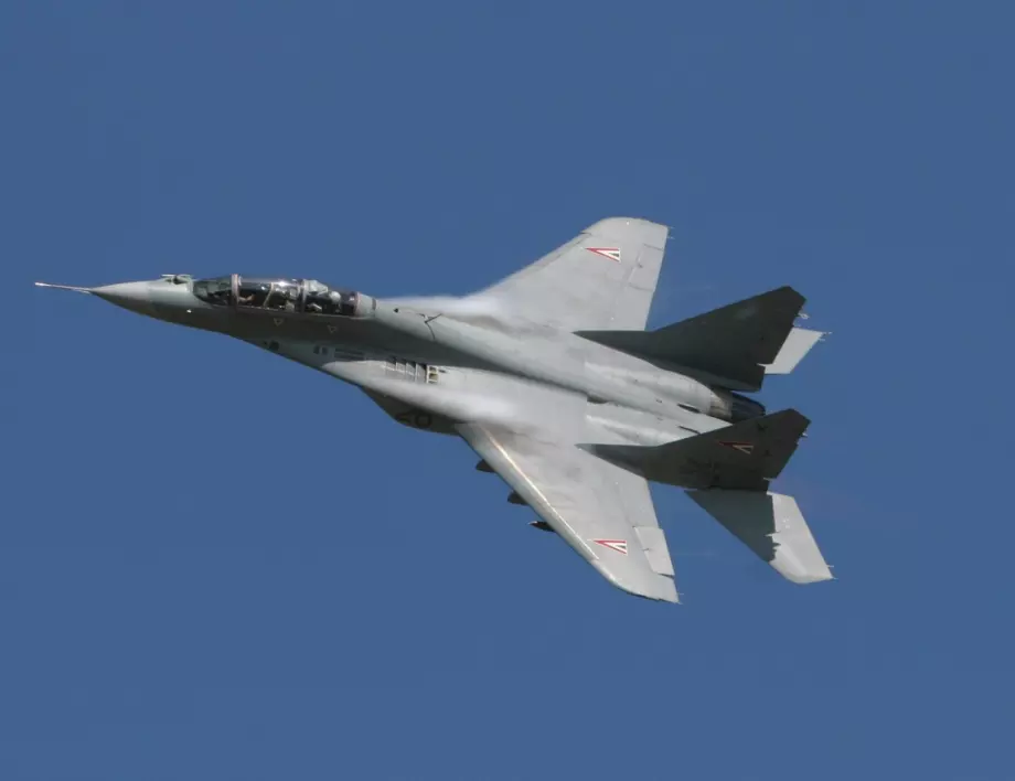 Египетски МиГ-29 дозареди с гориво във въздуха френски Dassault Rafale