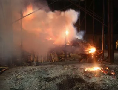 Пожар изпепели до основи три къщи в Благоевград