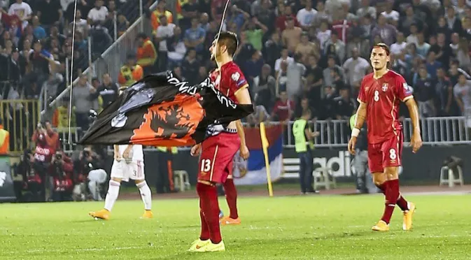 В Сърбия обявиха футболиста, който свали албанското знаме за герой