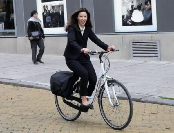 Българска министърка последва холандския пример и яхна колело 
