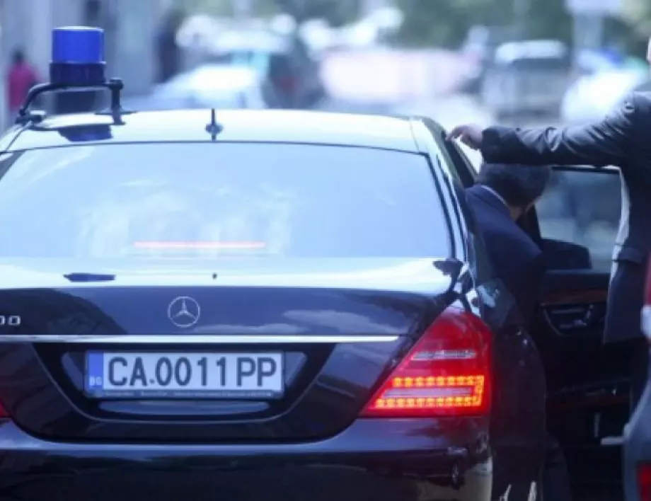 Кола на НСО и тролей катастрофираха в София