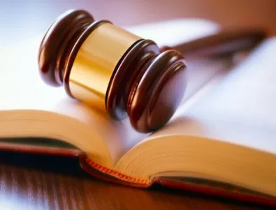 Държавата на абсурдите - обвинен за фалшива диплома лекар е защитаван от адвокат без права