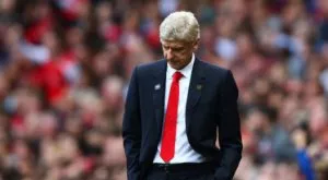 Фенове на Арсенал блокираха достъпа до базата, настояват Венгер да си тръгне (СНИМКИ)