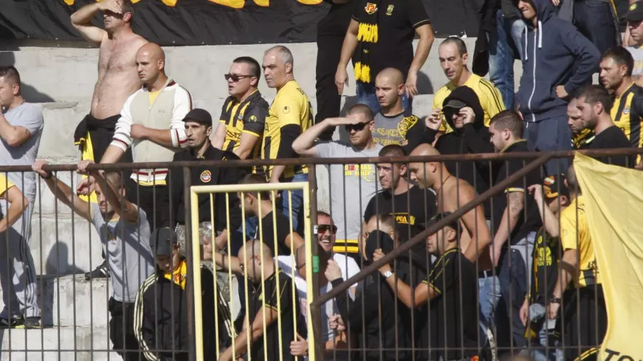 Ботев Пловдив монтира стена за феновете си за дербито с Локомотив Пловдив