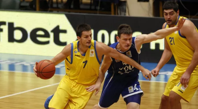 "Синя България" с две крачки към спасението на баскетболния Левски