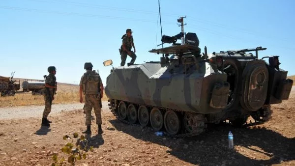 Турция разполага допълнителни войски по границата със Сирия