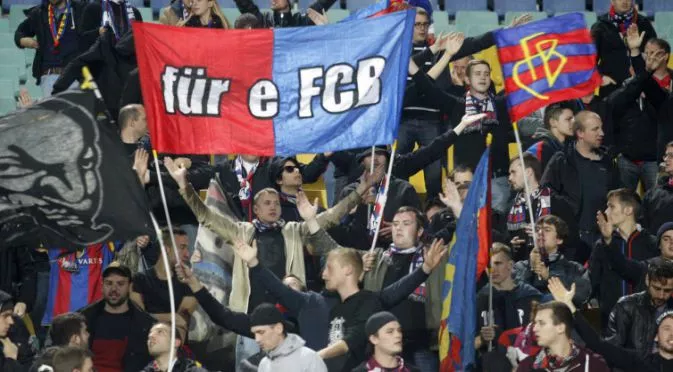 УЕФА наказва Базел заради нахлуване на фен?
