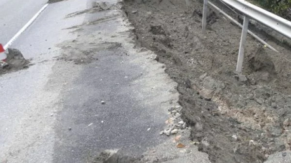 Свлачище затруднява пътя Асеновград-Смолян 