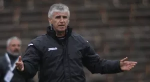 Скамейката ни е много къса, проплака треньорът на Славия