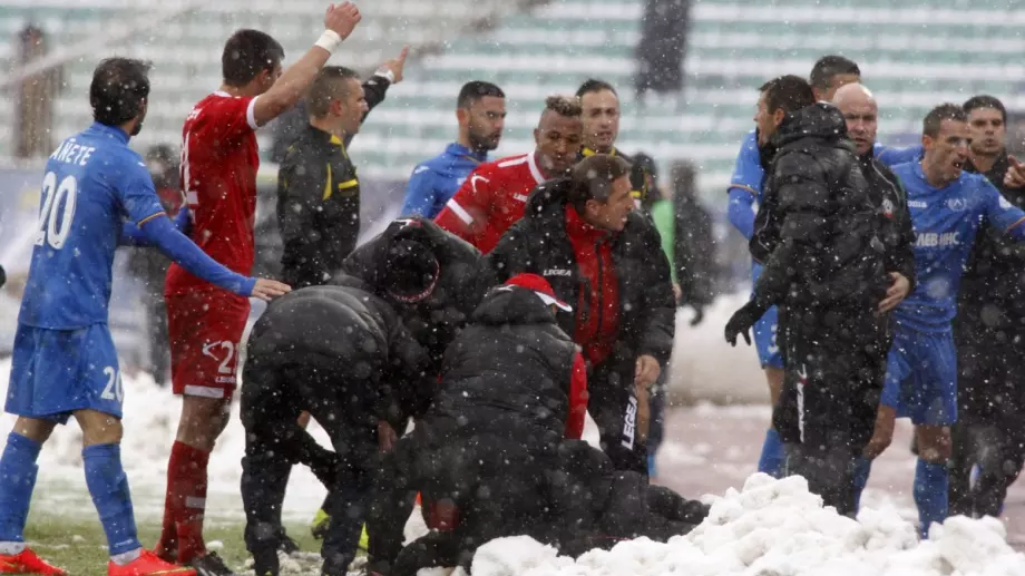 Сняг, вятър, виелици: Обявиха код "червено" - застрашен ли е футболът?