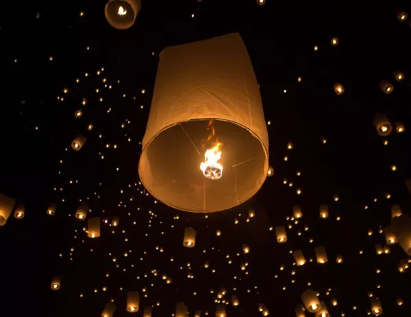 Фенери в небето в чест на жертвите от атаката в Лас Вегас (ВИДЕО)