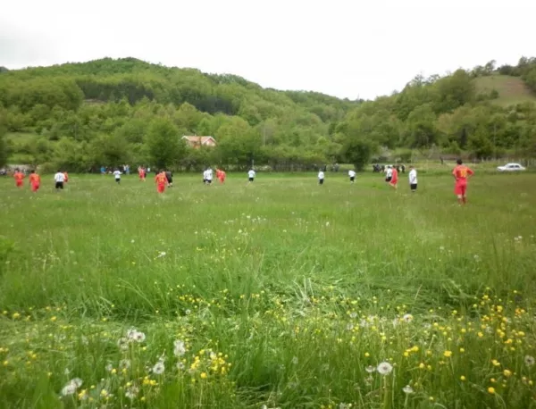 Футболните терени в Македония: Къде е топката?