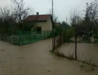 Отделни къщи и дворове в Бургаско са наводнени