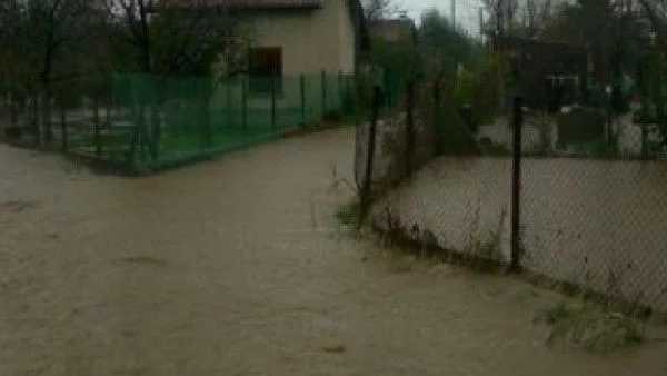 Отделни къщи и дворове в Бургаско са наводнени