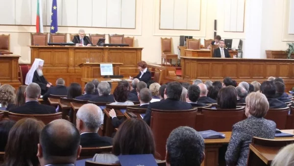 Край на парламентарното номадство
