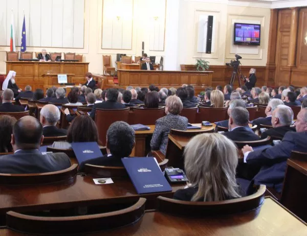 Парламентът събра кворум за започване на пленарното заседание, БСП не присъстват