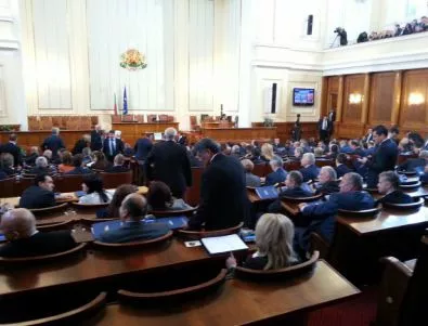 Парламентът забрани на депутатите да прескачат в друга парламентарна група