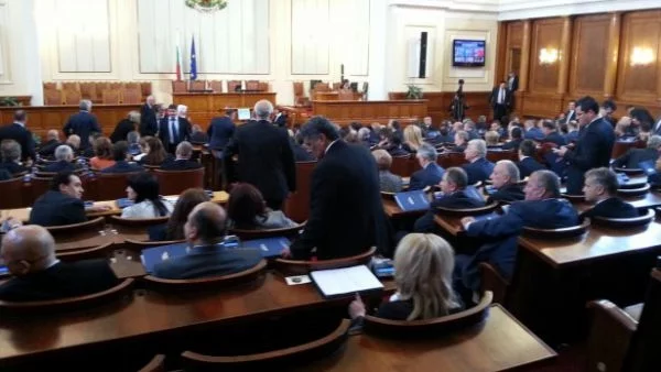 Парламентът забрани на депутатите да прескачат в друга парламентарна група