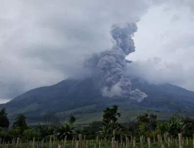 Вулкан на о.Бали изпуска дим, десетки полети са отменени