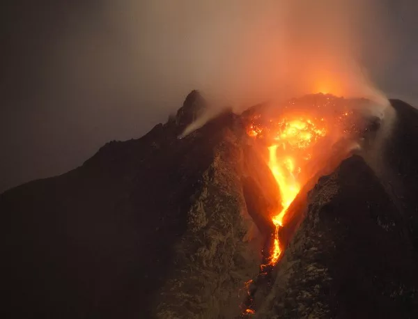 Изригна един от трите действащи вулкана в Гватемала
