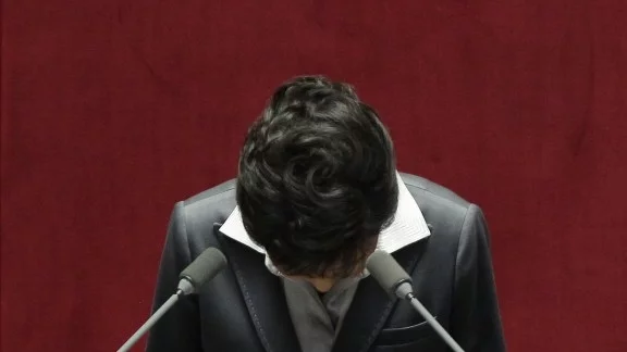 Десетки хиляди в Южна Корея поискаха оставката на президента Пак Кън Хе