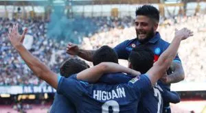 Наполи сгази слабака Слован и е 1/16-финалист в Лига Европа с Йънг Бойс