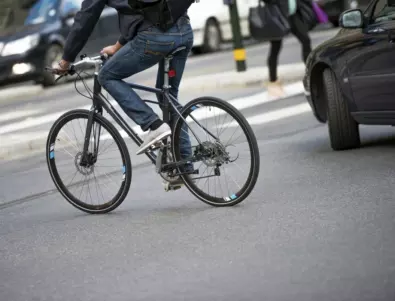 Автомобил блъсна колоездачка на бул. „Сливница“