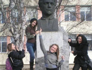 Ученички се изгравриха с паметник на Васил Левски