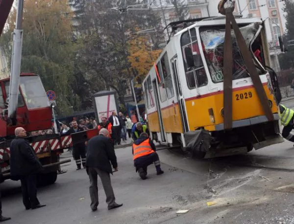 Тежка катастрофа между трамвай и автобус блокира района около Румънското посолство