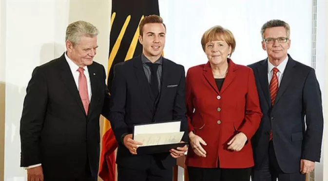 Гаук и Меркел наградиха Бундестима с отличие №1 на страната (ФОТО)