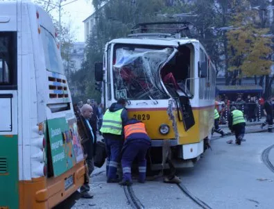 Заради катастрофа спряха движението на три трамвая в София