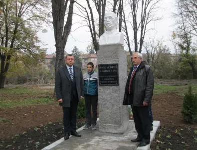 Бюст-паметник на Атанас Хаджиславчев откриха в Павликени