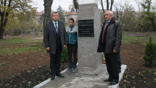 Бюст-паметник на Атанас Хаджиславчев откриха в Павликени