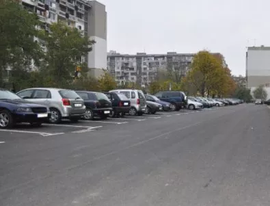 Стотици изоставени коли събират прах наказателните паркинги