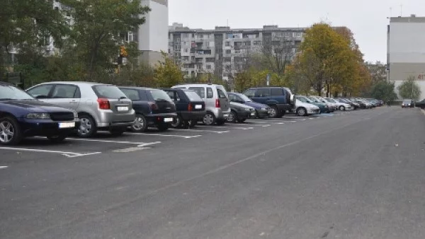 Стотици изоставени коли събират прах наказателните паркинги