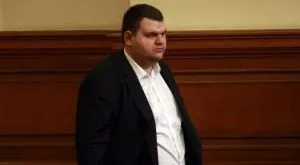 Цветан Василев намекна, че дългата ръка на Пеевски е върху "Левски"