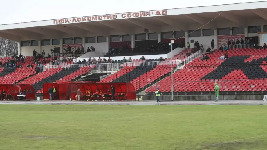 Впрягат юношите на Локомотив София в чистенето на стадиона за мача с Левски
