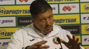 Из "Македонски спорт": Любо Пенев ще става селекционер на страната