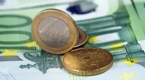 Еврото продължава да печели заради надеждите, че Гърция ще получи ново финансиране