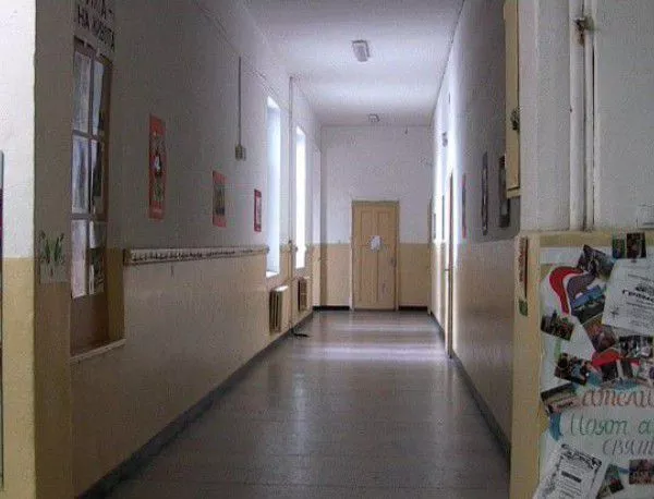 Грипът затвори 122 училища в страната 
