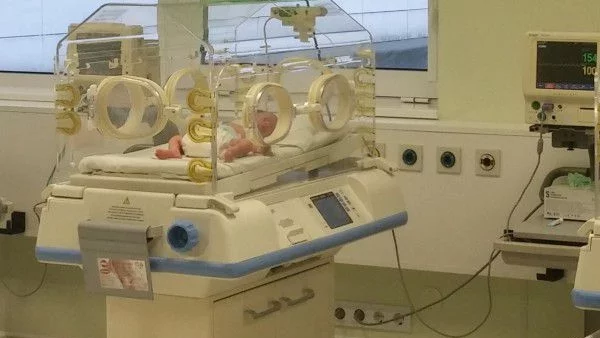 Сливенски ученици помагат на отделението по неонатология в областната болница 