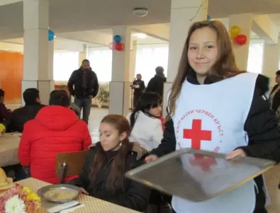 Червения кръст в Плевен осигурява топъл обяд на 141 деца от пет училища 